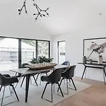Modern Bungalow With A Pool In Larchmont Village
