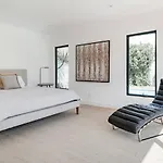 Modern Bungalow With A Pool In Larchmont Village