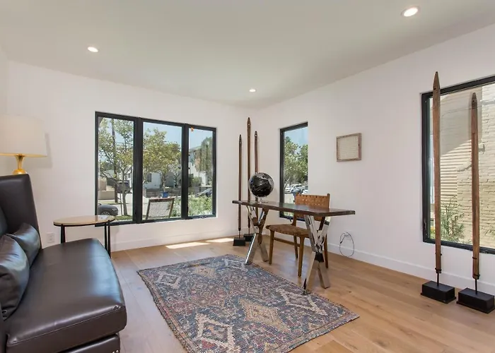 Modern Bungalow With A Pool In Larchmont Village